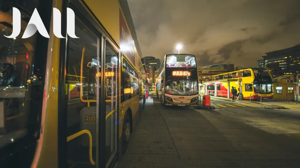 حافلات-سياحية-فاخرة-مع-سائق-لتجارب-سفر-مريحة-لا-مثيل-لها