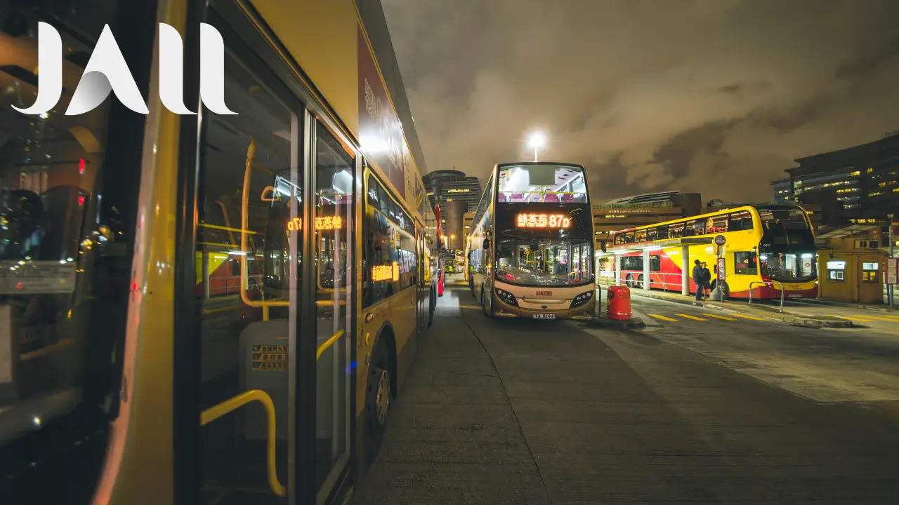 حافلات-سياحية-فاخرة-مع-سائق-لتجارب-سفر-مريحة-لا-مثيل-لها