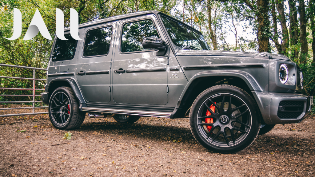 ايجار-سيارة-جي كلاس-مع-سائق-الفخامة-التي-لا-تعرف-المساومة-على-الطريق