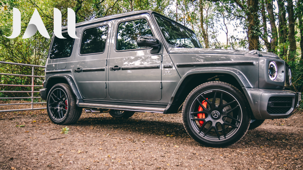 ايجار-سيارة-جي كلاس-مع-سائق-الفخامة-التي-لا-تعرف-المساومة-على-الطريق