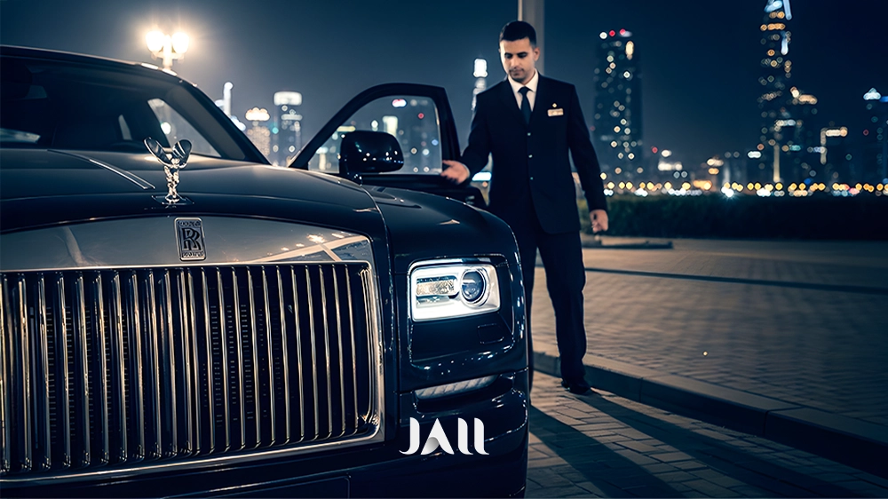 سيارة رولز رويس مع سائق